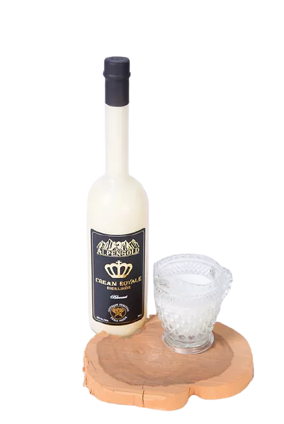 Alpengold Cream Royale Eierlikor 750 ML bottle with glass on wooden coaster.