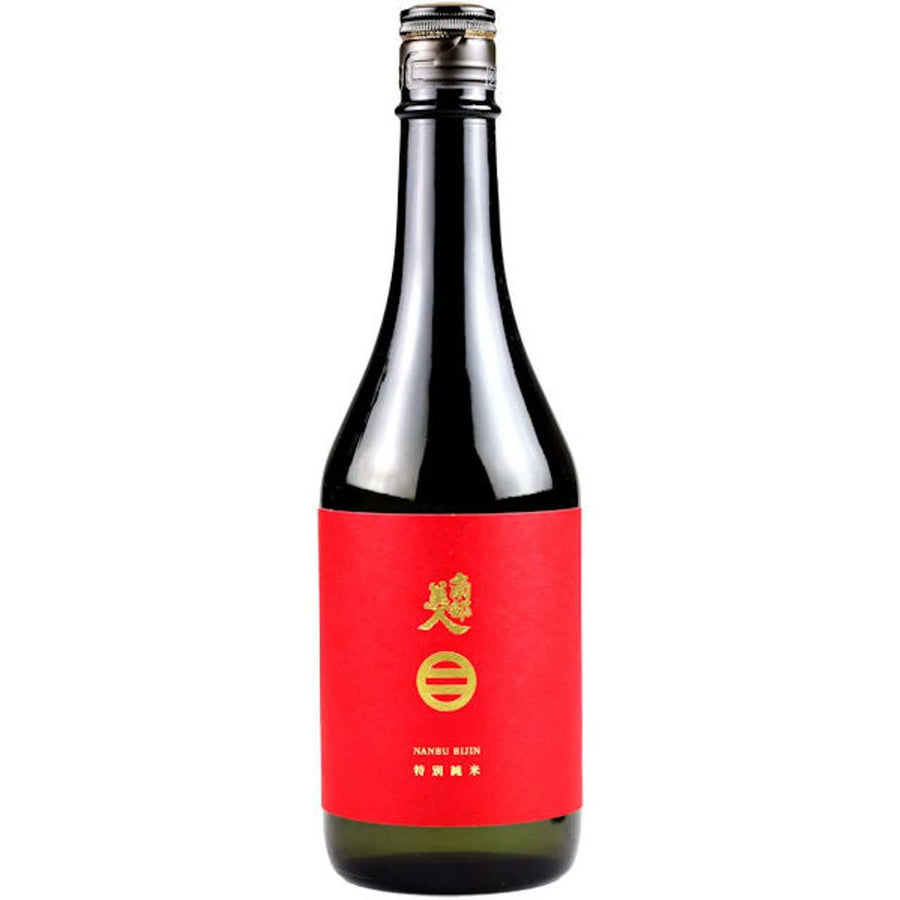 Nanbu Bijin Tokubetsu Junmai sake bottle 720 ML with red label.